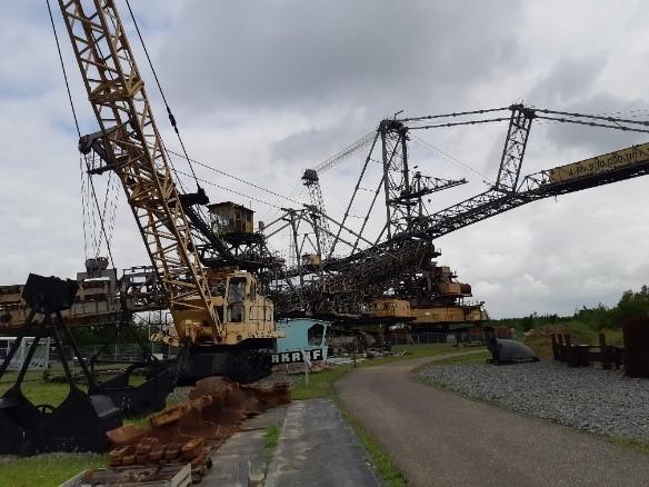 Im Tagebautechnikpark am Markkleeberger See, ehemaliger Tagebau Espenhain, arbeiten ehemalige Tagebauarbeiter ehrenamtlich an der Reparatur und Instandhaltung der Maschinen. ( © C. Richter).
